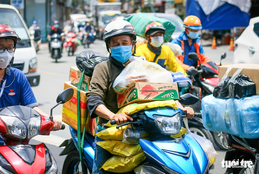 TP.HCM: Tấp nập trước giờ siết chặt giãn cách - Ảnh 8.