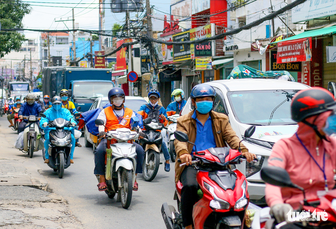 TP.HCM: Tấp nập trước giờ siết chặt giãn cách - Ảnh 2.