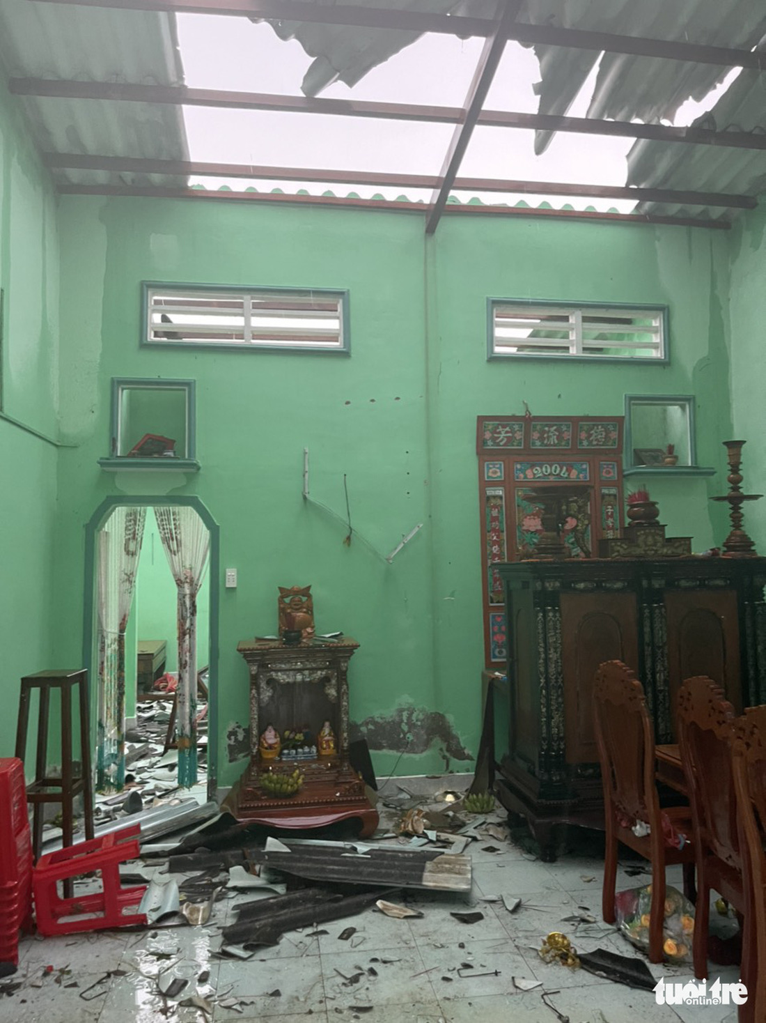 Dông lốc, mưa lớn, sập và tốc mái 49 căn nhà ở Tiền Giang - Ảnh 4.