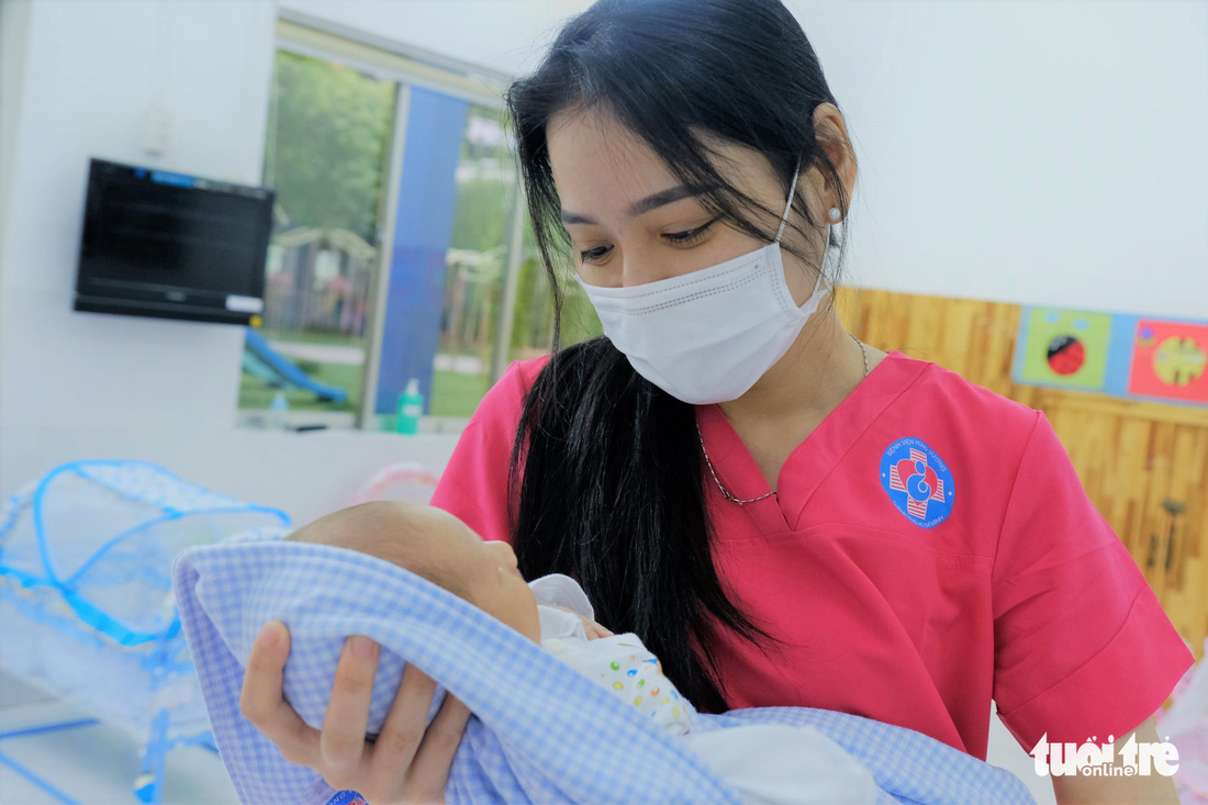 Tình nguyện làm mẹ bỉm sữa cho các bé có mẹ đang điều trị COVID-19 - Ảnh 1.