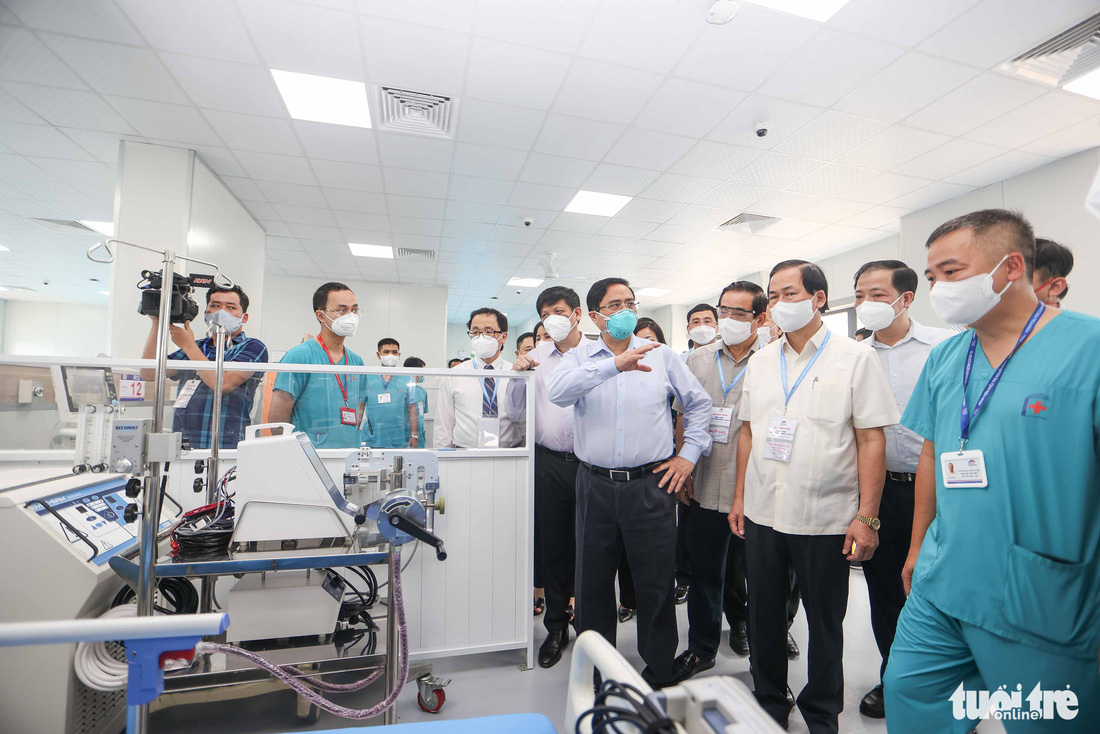 Thủ tướng Phạm Minh Chính thị sát bệnh viện dã chiến tuyến cuối điều trị COVID-19 tại miền Bắc - Ảnh 2.