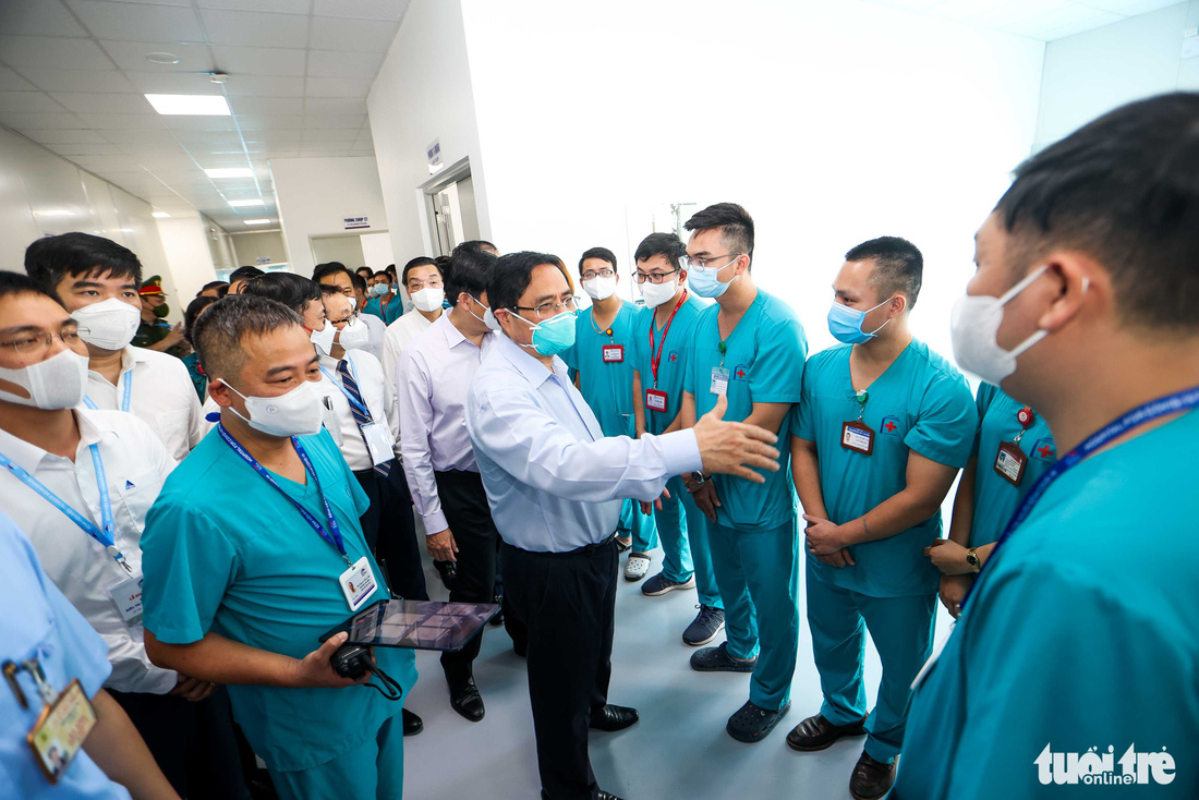 Thủ tướng Phạm Minh Chính thị sát bệnh viện dã chiến tuyến cuối điều trị COVID-19 tại miền Bắc - Ảnh 3.