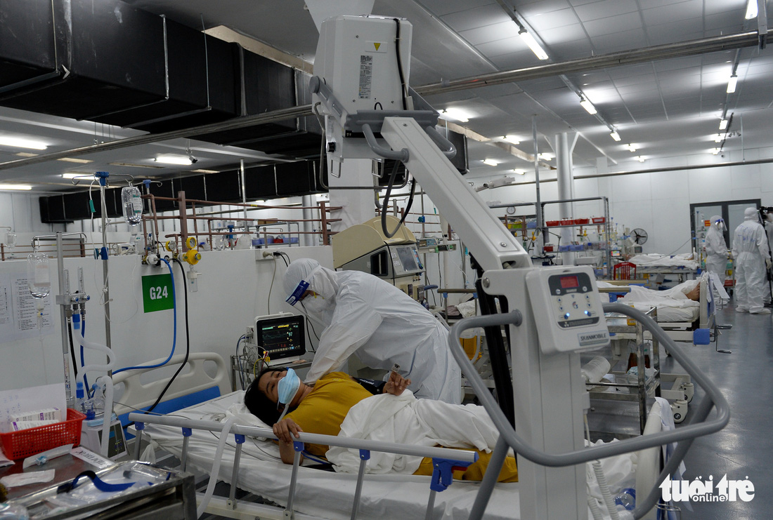Robot vận chuyển thuốc, thực phẩm, nói chuyện với bệnh nhân ở bệnh viện dã chiến - Ảnh 4.