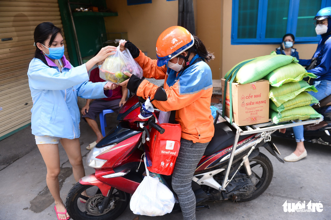 Một ngày cày vất vả trên đường của nữ shipper mùa dịch - Ảnh 10.