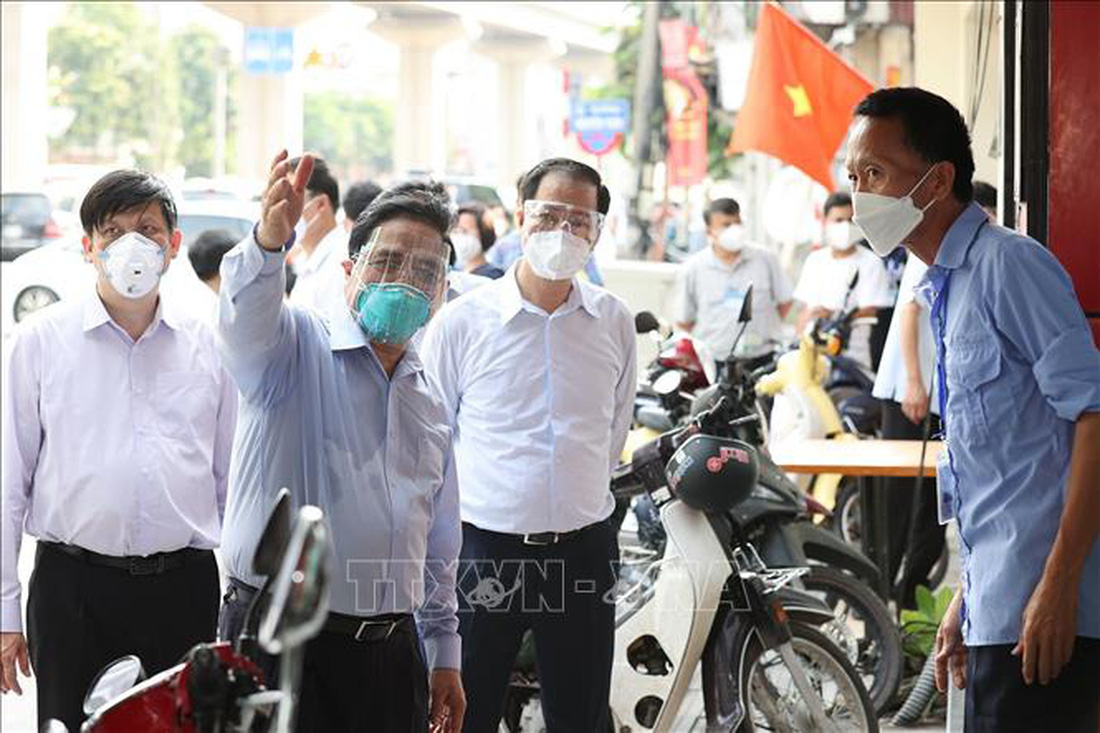 Thủ tướng kiểm tra đột xuất các điểm nóng dịch COVID-19 tại Hà Nội - Ảnh 2.