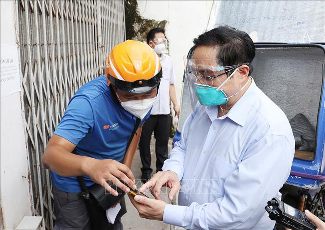 Thủ tướng kiểm tra đột xuất các điểm nóng dịch COVID-19 tại Hà Nội - Ảnh 5.