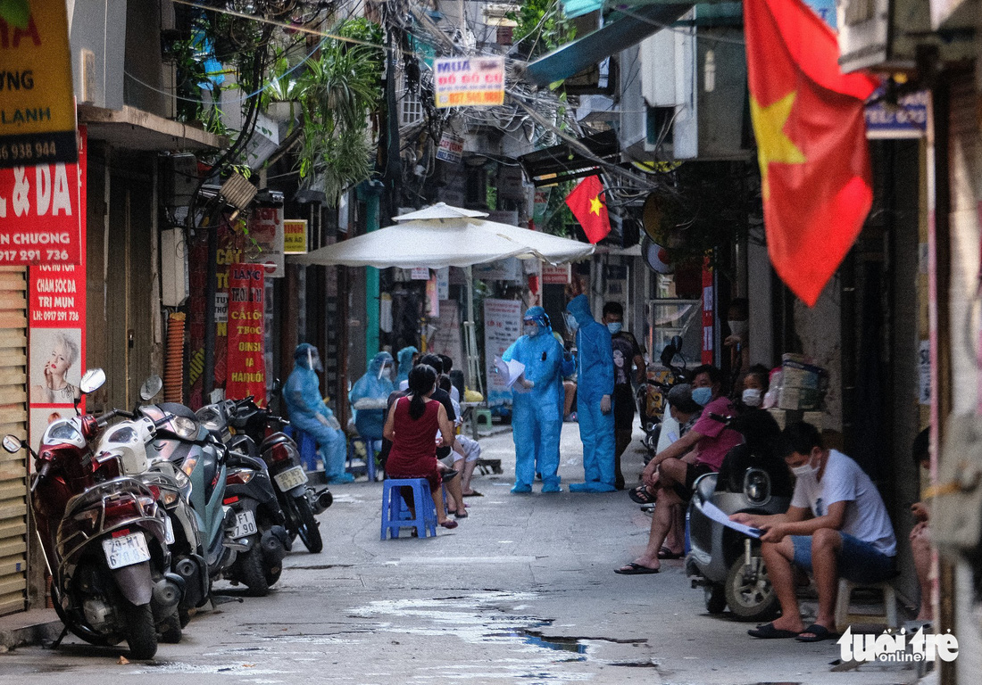 Hà Nội đang xét nghiệm 5.000 người liên quan chuỗi lây Công ty Thanh Nga - Ảnh 2.