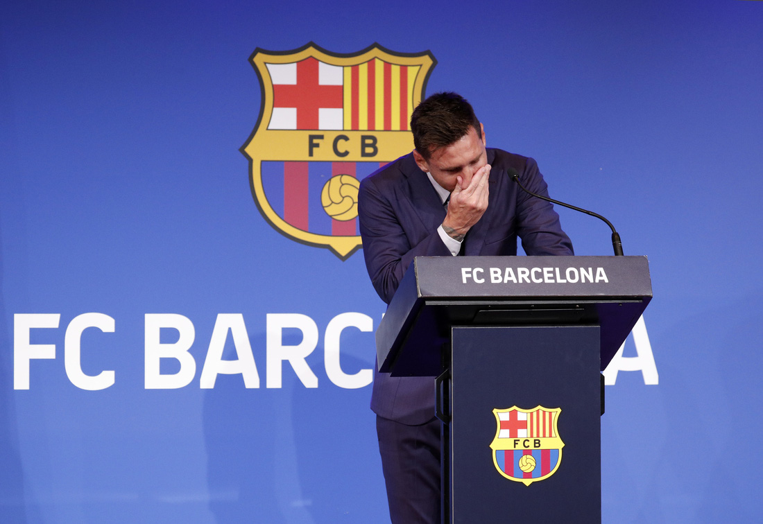 Messi khóc nhiều trong buổi họp báo chia tay Barca, chưa xác định bến đỗ mới - Ảnh 7.