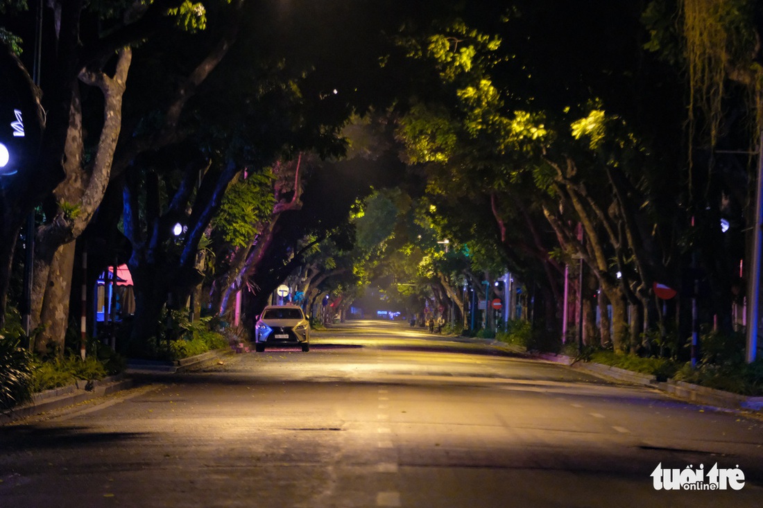 Hình ảnh Hà Nội im vắng trong những đêm giãn cách - Ảnh 6.