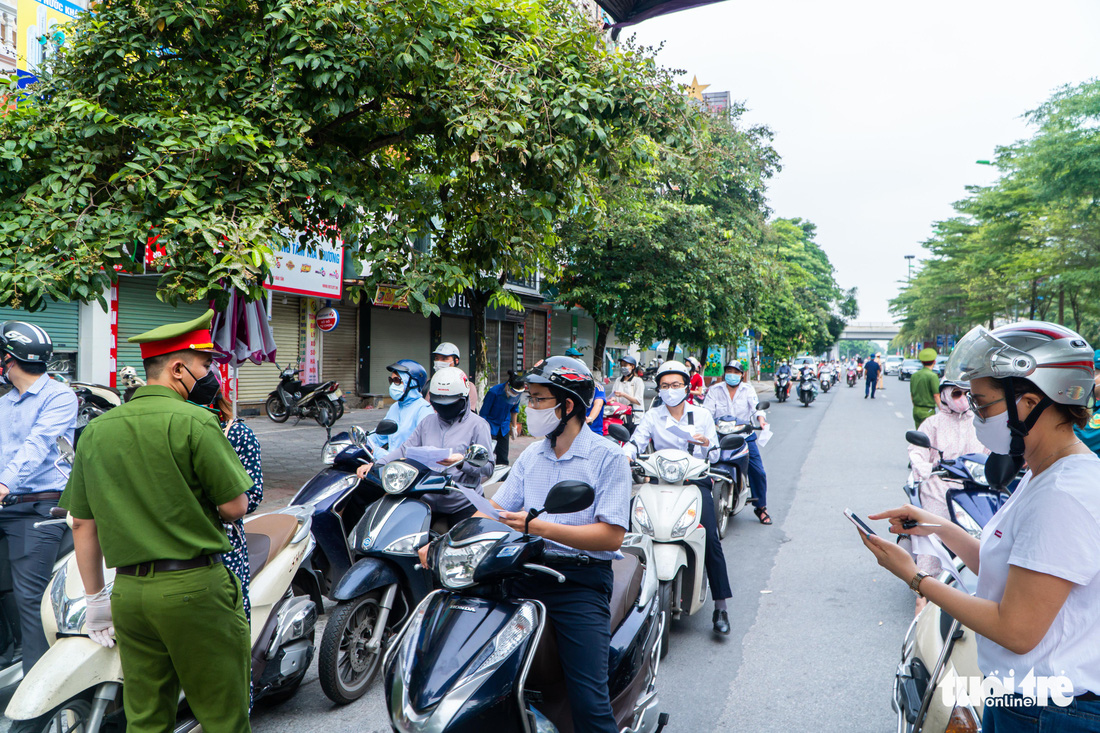 Đã có giấy đi đường sao còn đòi lịch trực, lịch làm việc, phân công nhiệm vụ...? - Ảnh 1.