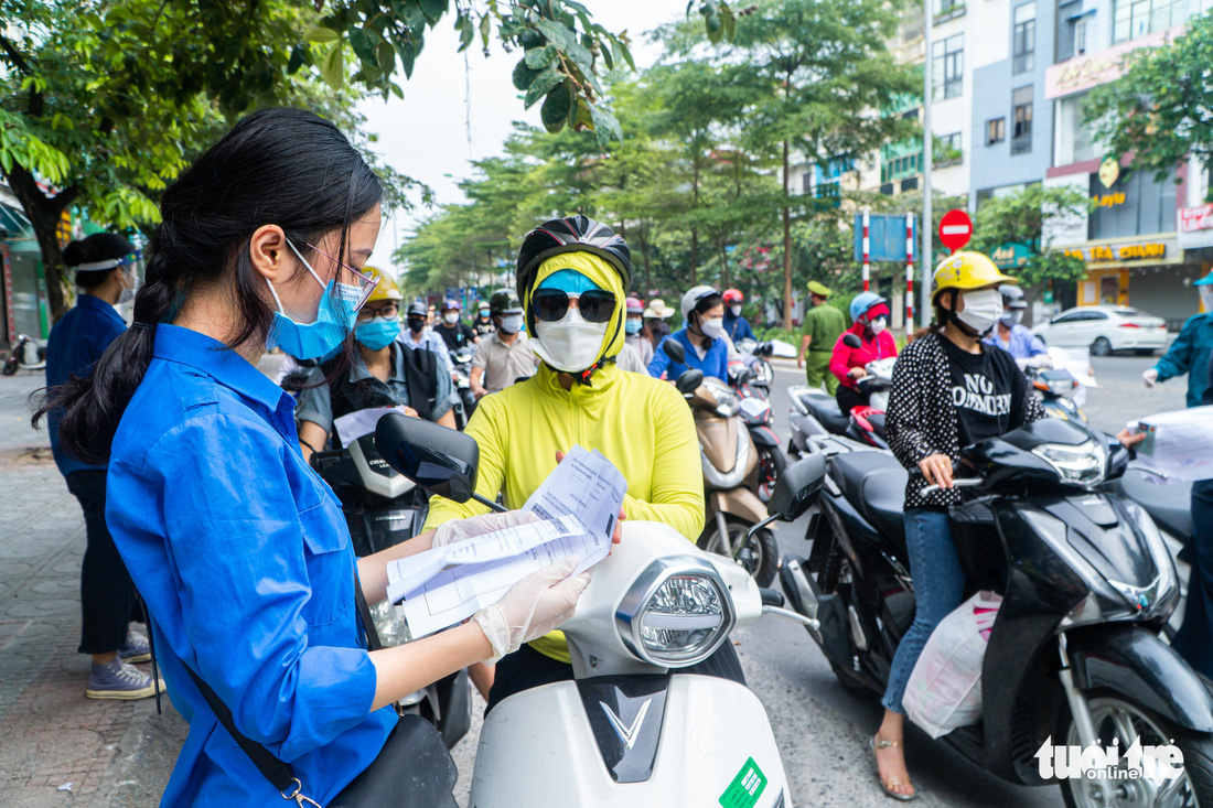 Đã có giấy đi đường sao còn đòi lịch trực, lịch làm việc, phân công nhiệm vụ...? - Ảnh 2.