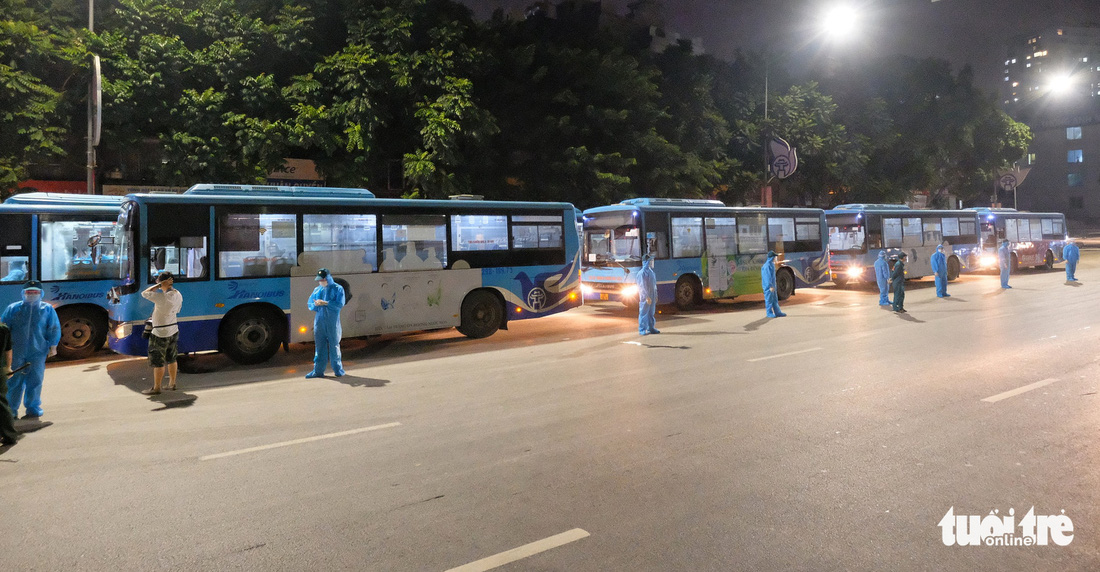 Xe buýt chở người dân thuộc điểm dịch Thanh Xuân Trung di dời đến nơi ở tạm cách 30km - Ảnh 1.