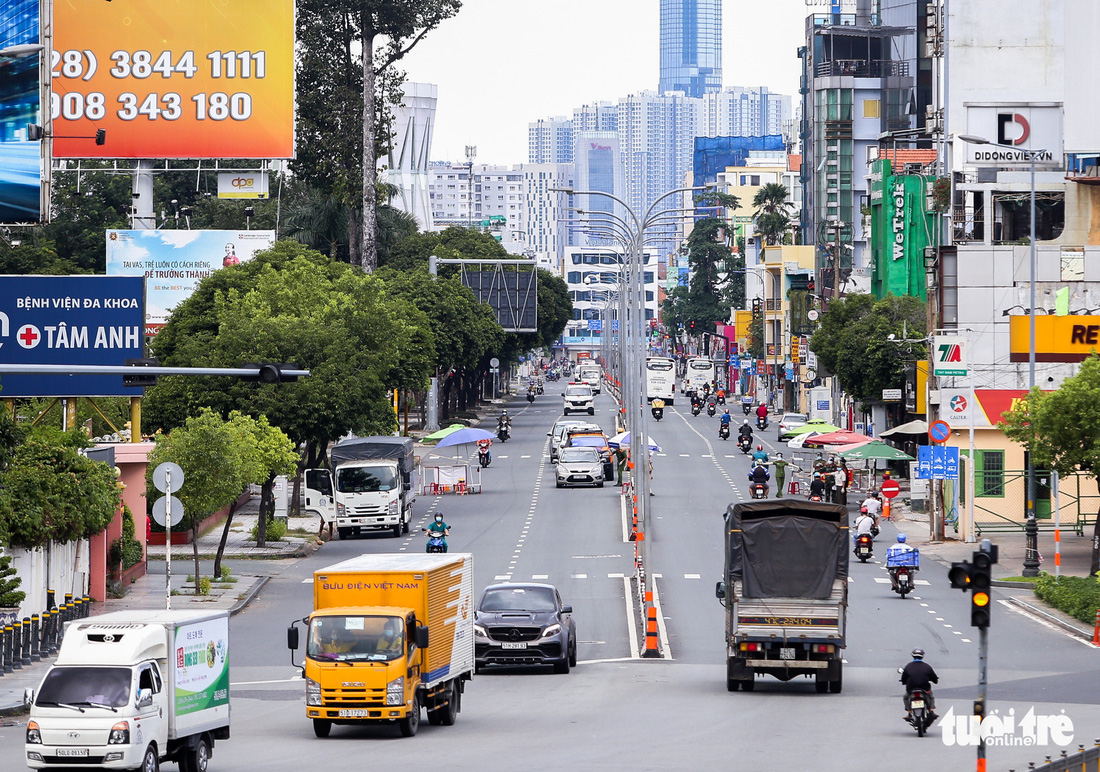 TP.HCM: Xe cộ còn đông vào giờ cao điểm - Ảnh 5.