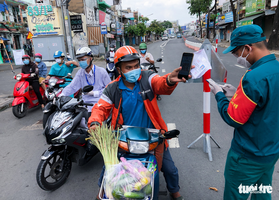 TP.HCM: Xe cộ còn đông vào giờ cao điểm - Ảnh 7.