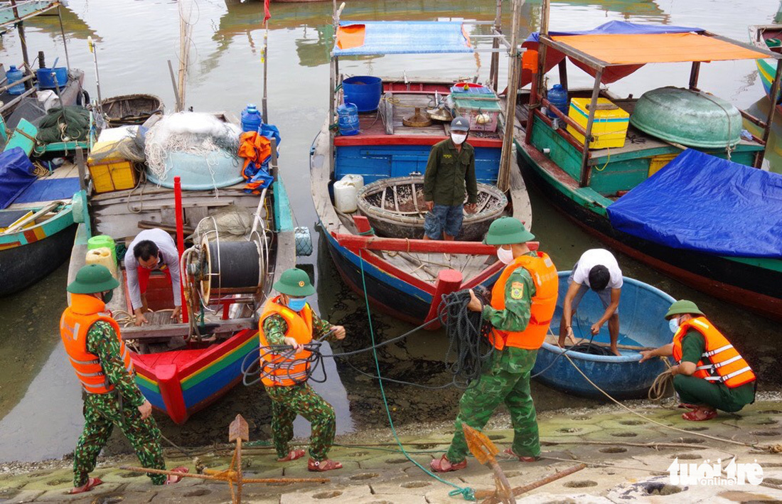 Bộ đội, công an cùng lội ruộng gặt lúa ‘chạy bão’ số 5 giúp dân - Ảnh 4.