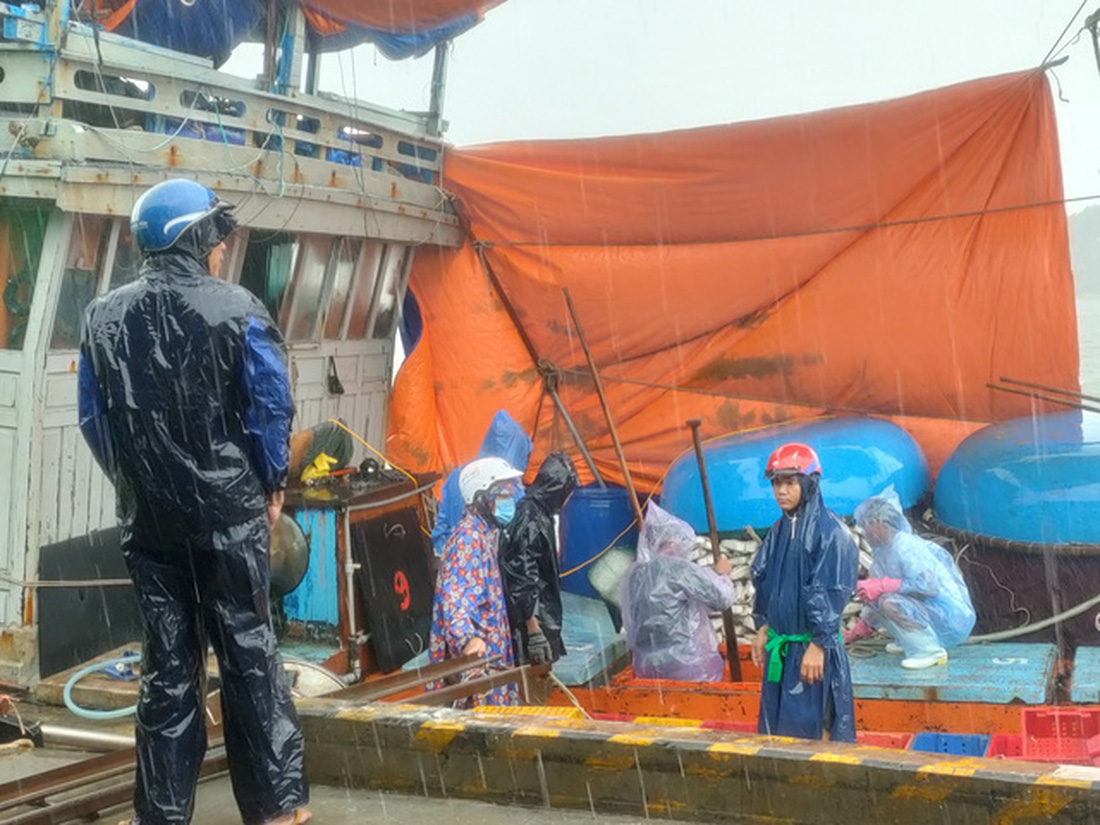 Chống bão số 5: Huế hạn chế dân ra đường, Nghệ An sơ tán dân đến nơi an toàn - Ảnh 6.