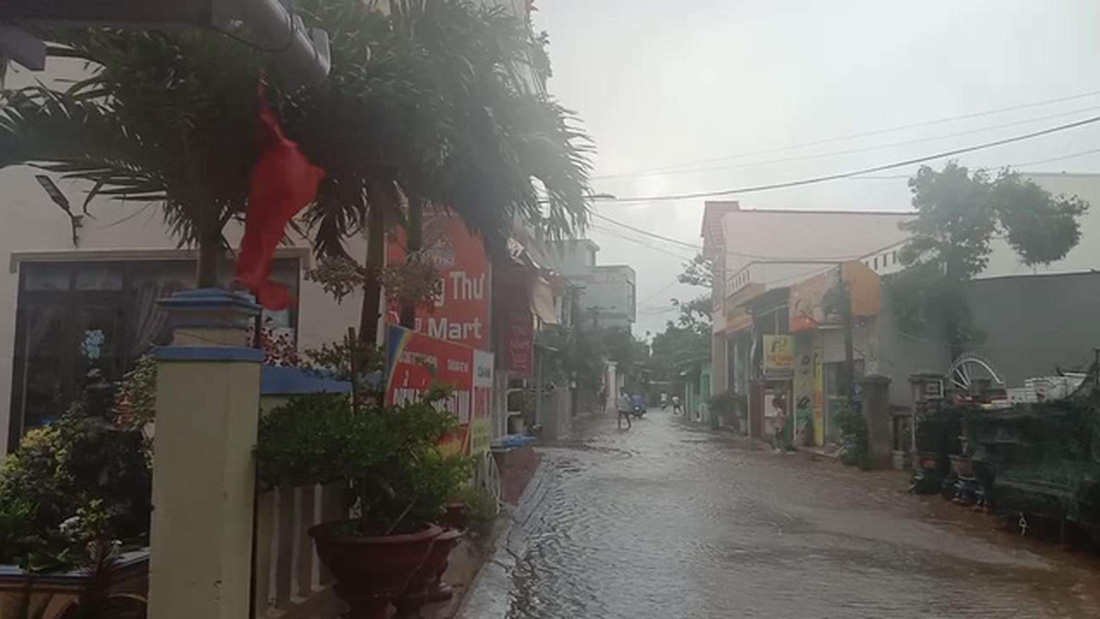 Chống bão số 5: Huế hạn chế dân ra đường, Nghệ An sơ tán dân đến nơi an toàn - Ảnh 1.