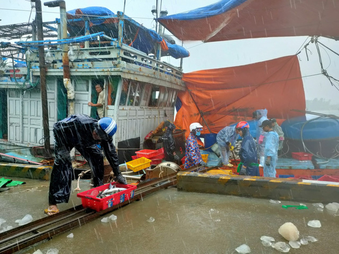 Chống bão số 5: Huế hạn chế dân ra đường, Nghệ An sơ tán dân đến nơi an toàn - Ảnh 9.