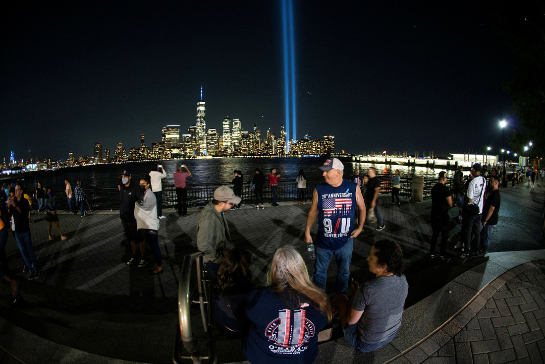 ‘Tòa tháp đôi’ chiếu sáng bầu trời New York tưởng niệm nạn nhân sự kiện 11-9 - Ảnh 5.