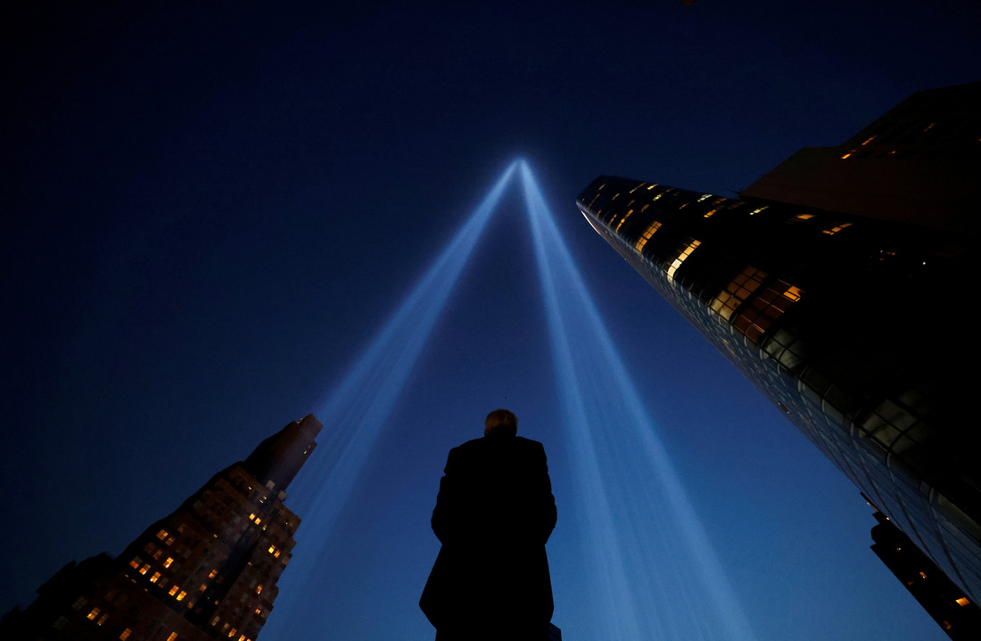 ‘Tòa tháp đôi’ chiếu sáng bầu trời New York tưởng niệm nạn nhân sự kiện 11-9 - Ảnh 4.