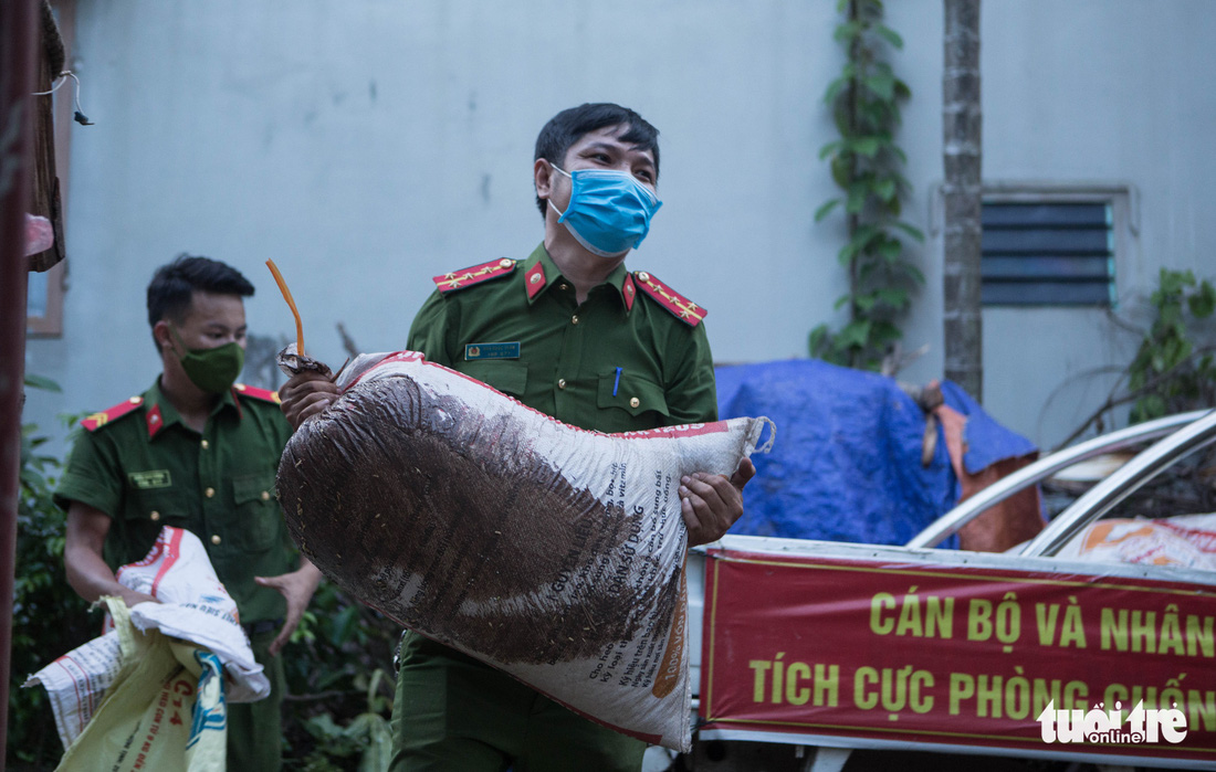 Những người lính trẻ đội nắng, vượt màn đêm gặt lúa cho bà con vùng cách ly y tế - Ảnh 8.