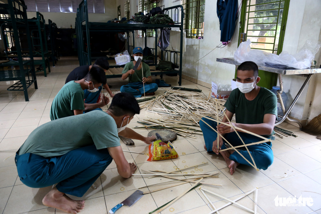 Bộ đội chẻ tre làm lồng đèn tặng trẻ em khó khăn, mồ côi vui Trung thu - Ảnh 8.