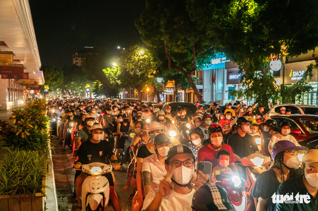 Biển người đổ ra đường trong đêm Trung thu, các tuyến phố trung tâm Hà Nội đông nghẹt - Ảnh 6.