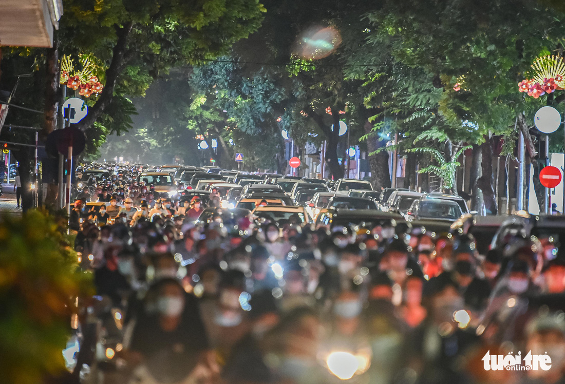 Biển người đổ ra đường trong đêm Trung thu, các tuyến phố trung tâm Hà Nội đông nghẹt - Ảnh 1.