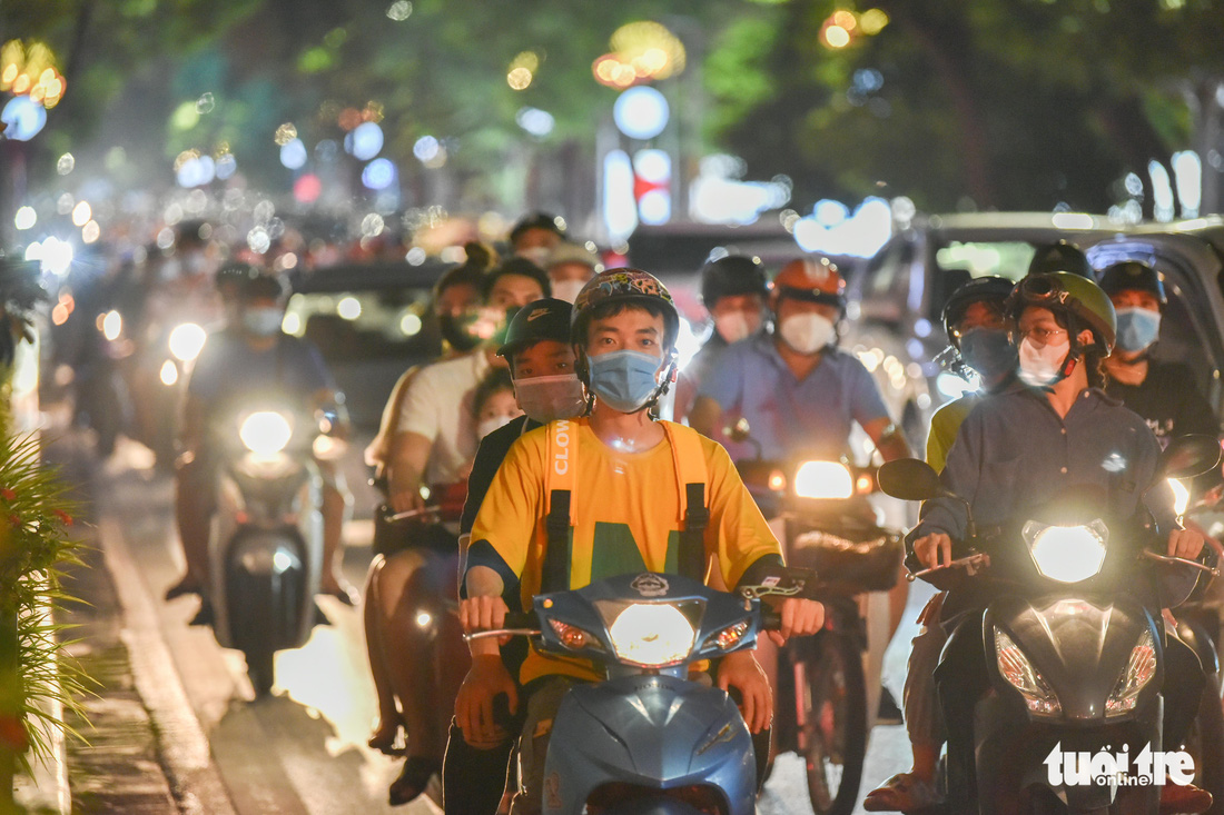 Biển người đổ ra đường trong đêm Trung thu, các tuyến phố trung tâm Hà Nội đông nghẹt - Ảnh 7.