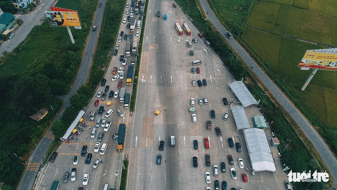 Dòng người nối đuôi nhau ra vào Hà Nội sau nới lỏng giãn cách - Ảnh 1.