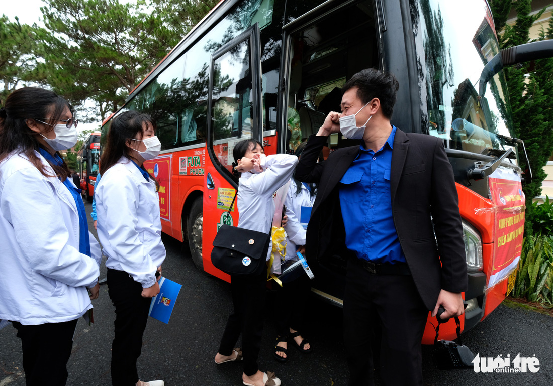 Sau gần 27.000 lượt vận chuyển miễn phí, Phương Trang tiếp tục đưa đón y bác sĩ làm nhiệm vụ - Ảnh 4.