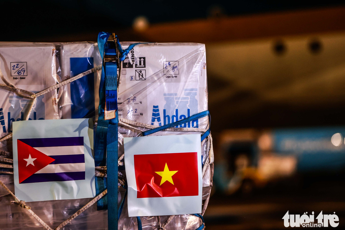 Chuyên cơ Chủ tịch nước Nguyễn Xuân Phúc về đến Hà Nội cùng hơn một triệu liều vắc xin Abdala - Ảnh 9.