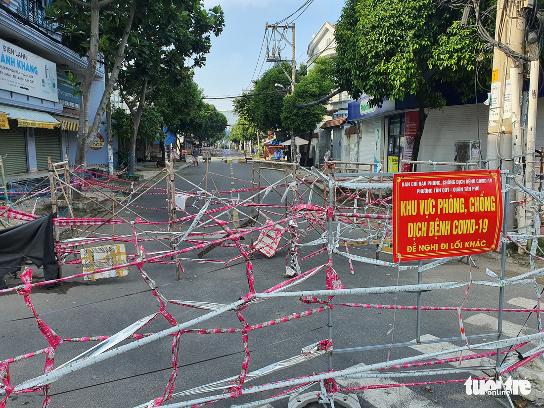 TP.HCM: Nhiều nơi vẫn rào chắn bít bùng 3 lớp, chờ có chỉ đạo mới tháo dỡ - Ảnh 2.