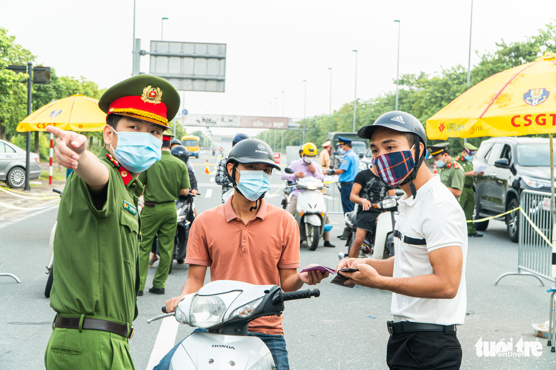 Hà Nội ngày đầu phân vùng chống dịch: Chưa áp dụng giấy đi đường mới, vẫn bị ùn ứ - Ảnh 13.