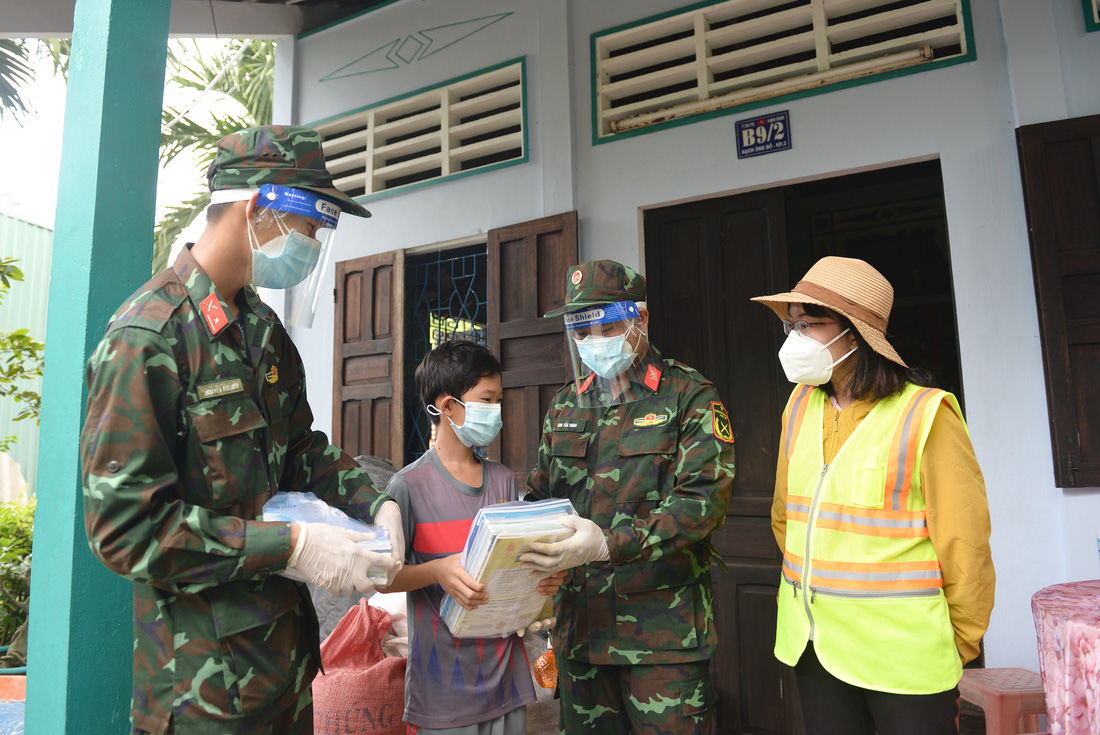 Bộ đội về thôn quê giúp nông dân vác lúa, bắt cá, giao sách giáo khoa cho học sinh - Ảnh 6.