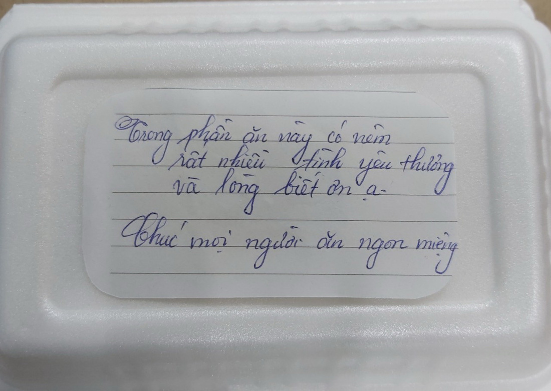 Chúng tôi gọi đó là những hộp cơm ẤM, thành phố sẽ bình yên trở lại! - Ảnh 4.