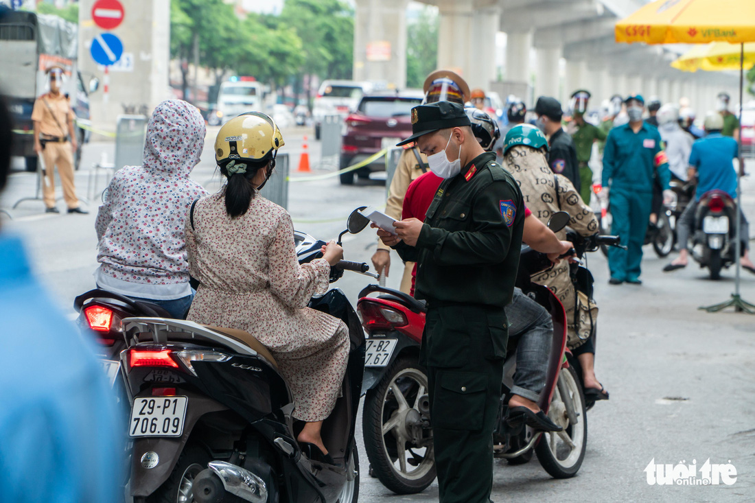 Người dân Hà Nội đỡ áp lực vì giấy đi đường cũ còn dùng được - Ảnh 7.