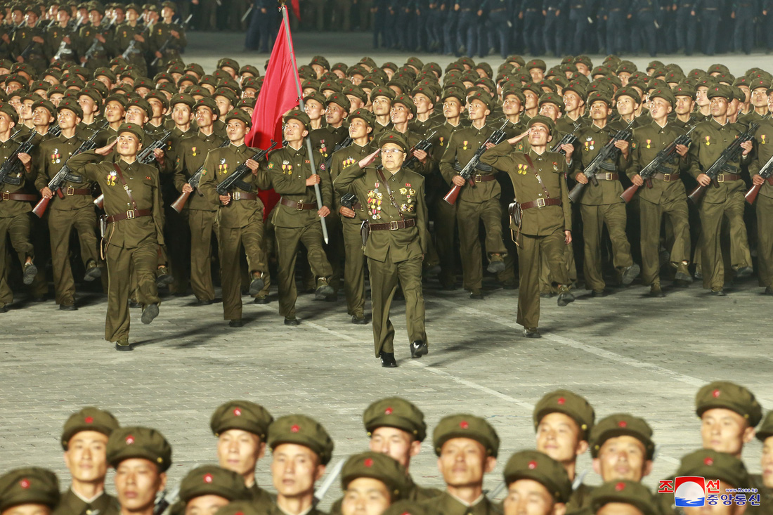 Lực lượng chống dịch xuất hiện trong duyệt binh mừng Quốc khánh Triều Tiên - Ảnh 5.