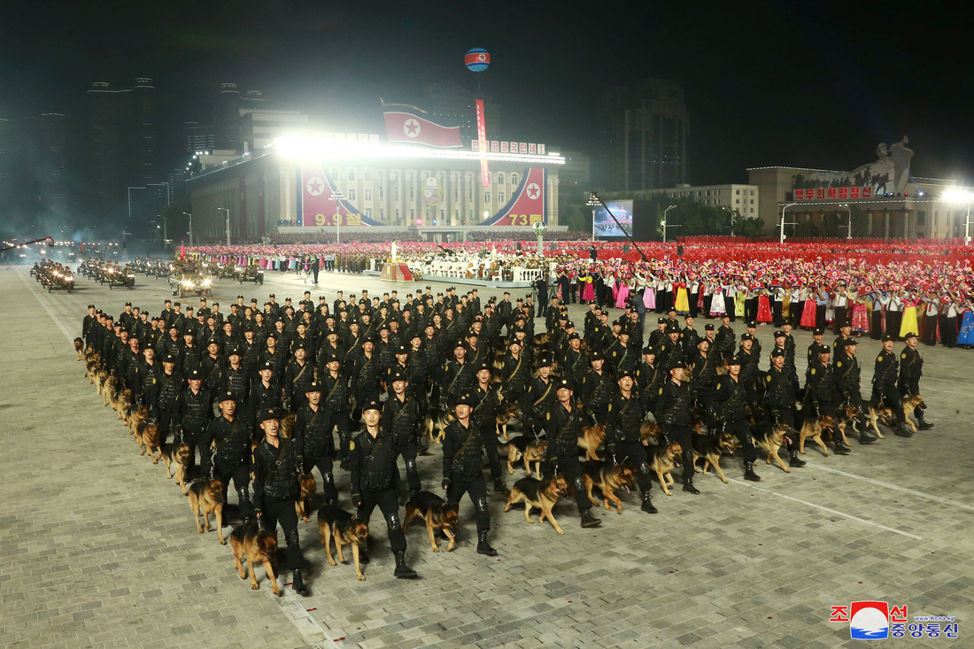 Lực lượng chống dịch xuất hiện trong duyệt binh mừng Quốc khánh Triều Tiên - Ảnh 8.