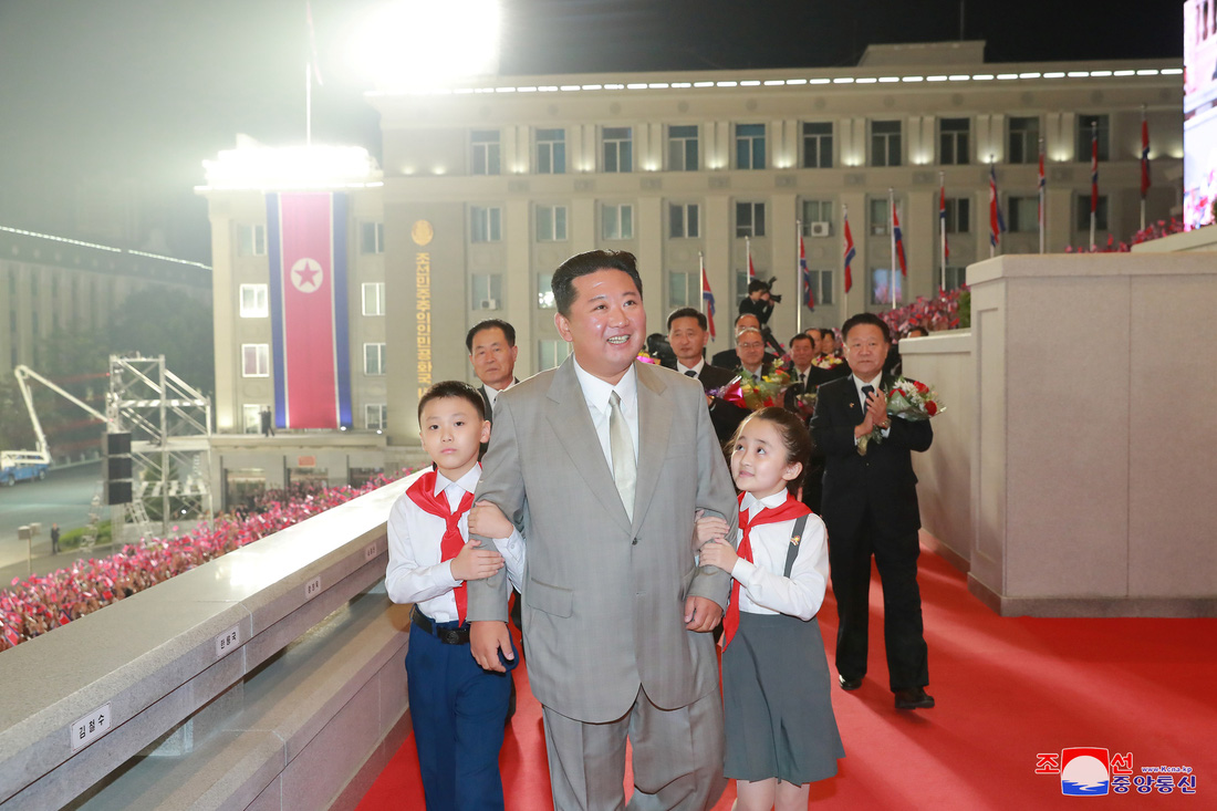 Lực lượng chống dịch xuất hiện trong duyệt binh mừng Quốc khánh Triều Tiên - Ảnh 2.