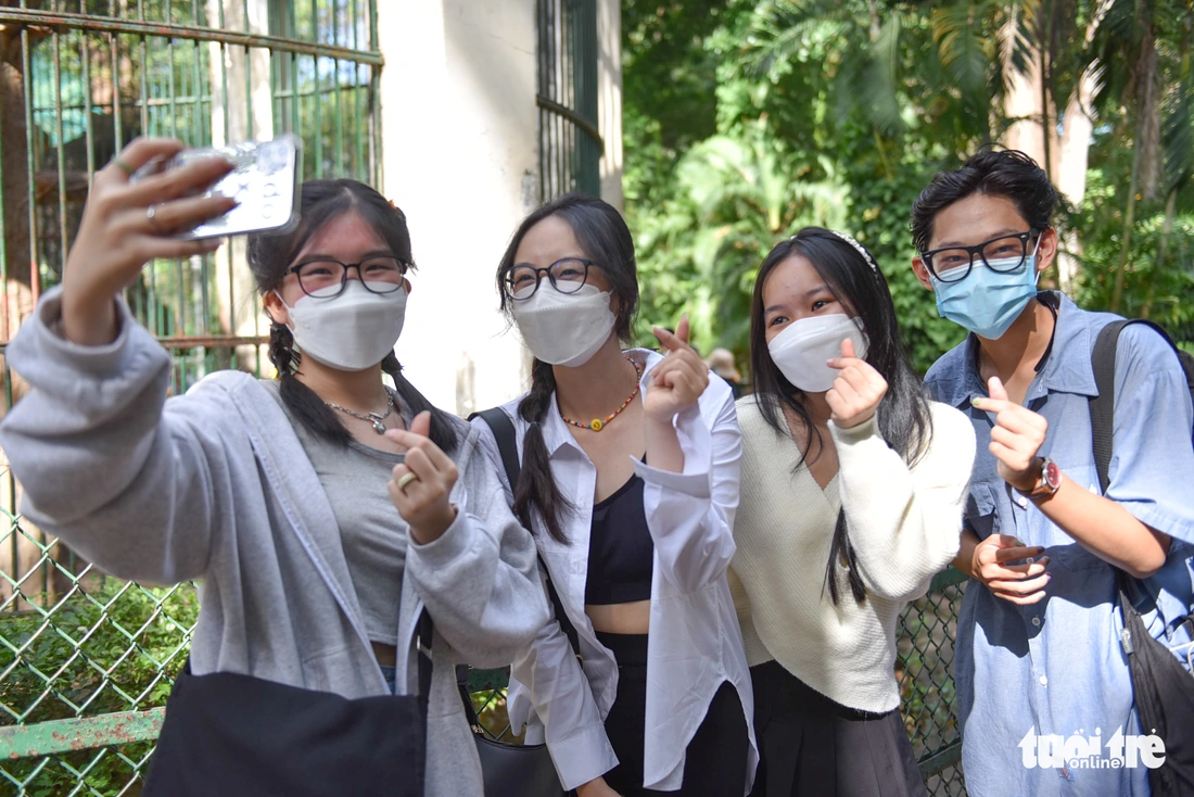 Thời tiết mát mẻ, người dân TP.HCM vui chơi, dã ngoại trong ngày đầu năm - Ảnh 3.