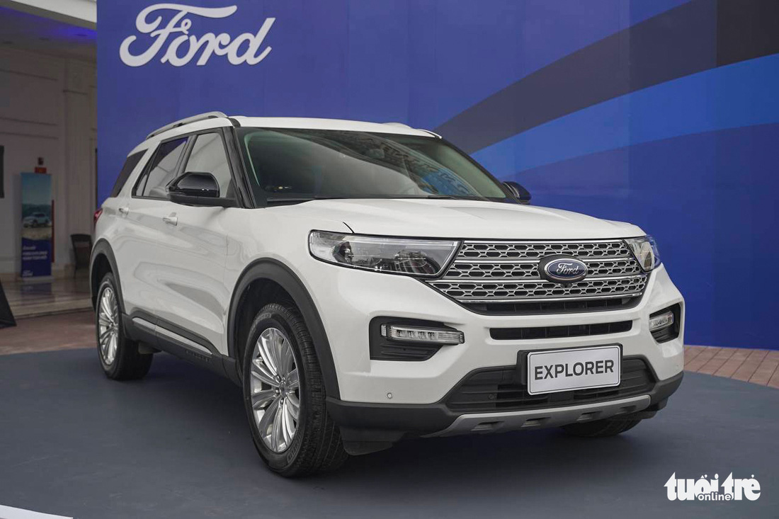 Rẻ hơn gần 200 triệu, Ford Explorer 2022 có gì để đấu Toyota Land Cruiser Prado? - Ảnh 1.