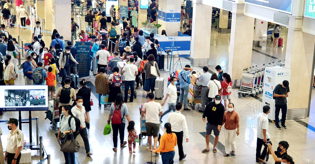 Sân bay Tân Sơn Nhất đông nghẹt người về quê ăn Tết - Ảnh 3.