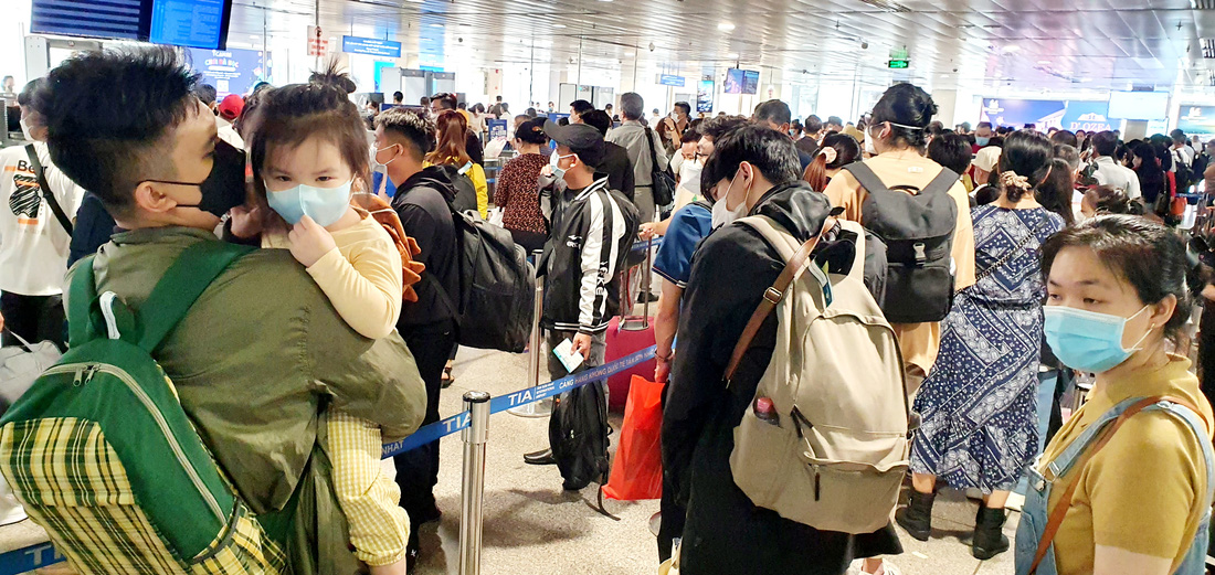 Sân bay Tân Sơn Nhất đông nghẹt người về quê ăn Tết - Ảnh 8.