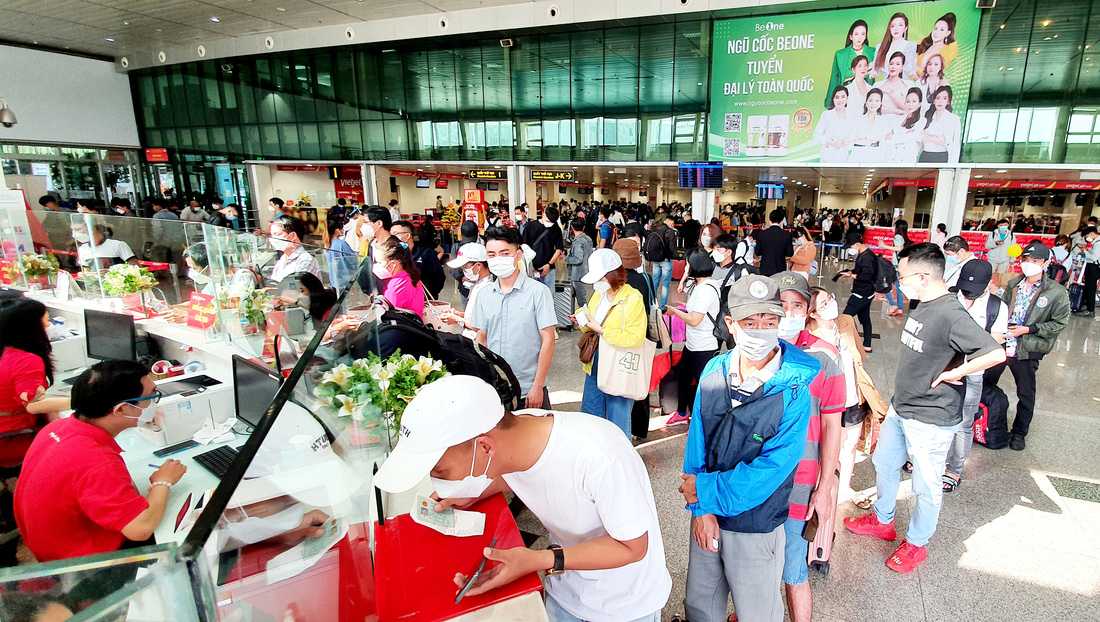 Sân bay Tân Sơn Nhất đông nghẹt người về quê ăn Tết - Ảnh 6.