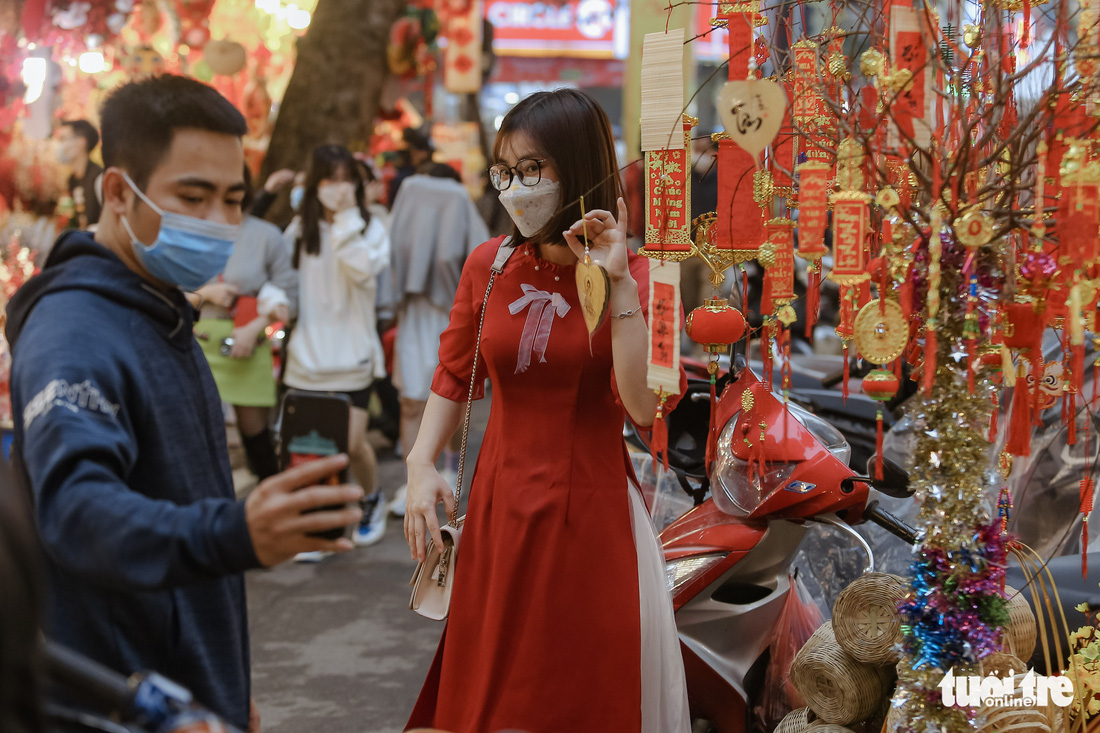 Hà Nội nắng ráo cuối tuần, bạn trẻ kéo nhau lên chợ Hàng Lược ‘check-in’ - Ảnh 7.