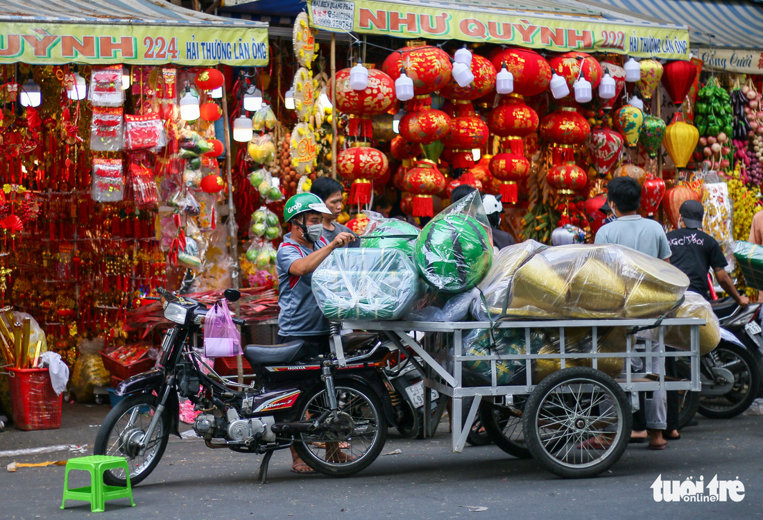 Chợ Tài lộc ở TP.HCM rực rỡ đón Tết - Ảnh 8.