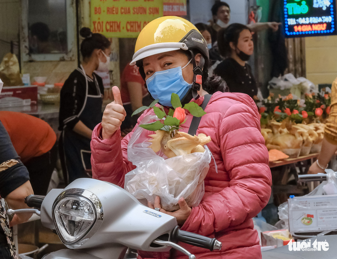 Ngày ông Công ông Táo, gà ngậm hoa hồng đắt khách khu phố cổ Hà Nội - Ảnh 2.