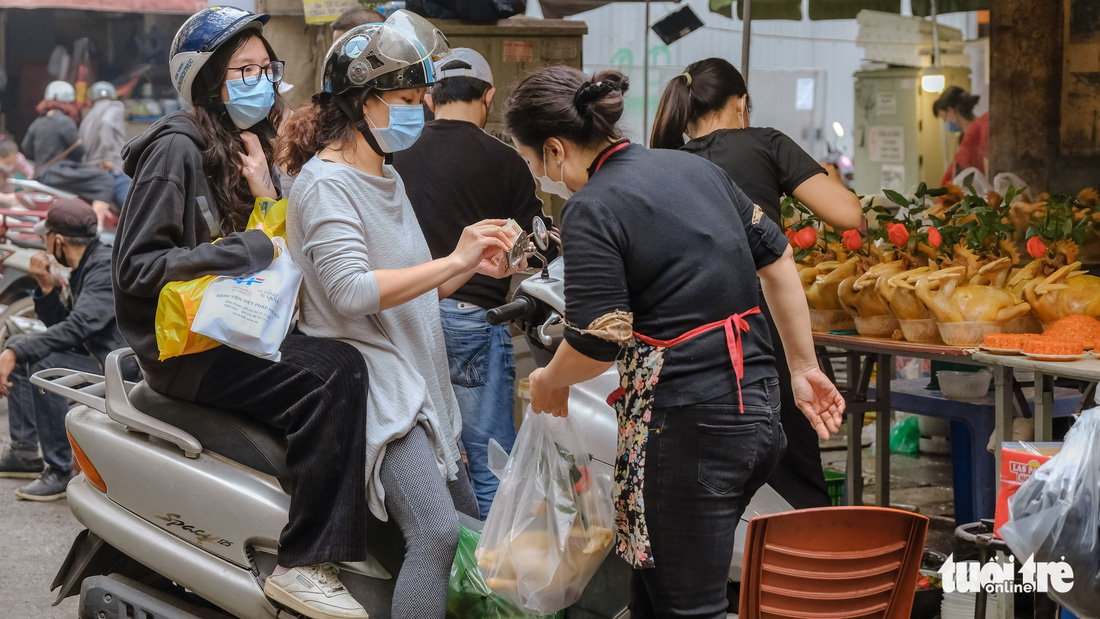 Ngày ông Công ông Táo, gà ngậm hoa hồng đắt khách khu phố cổ Hà Nội - Ảnh 6.