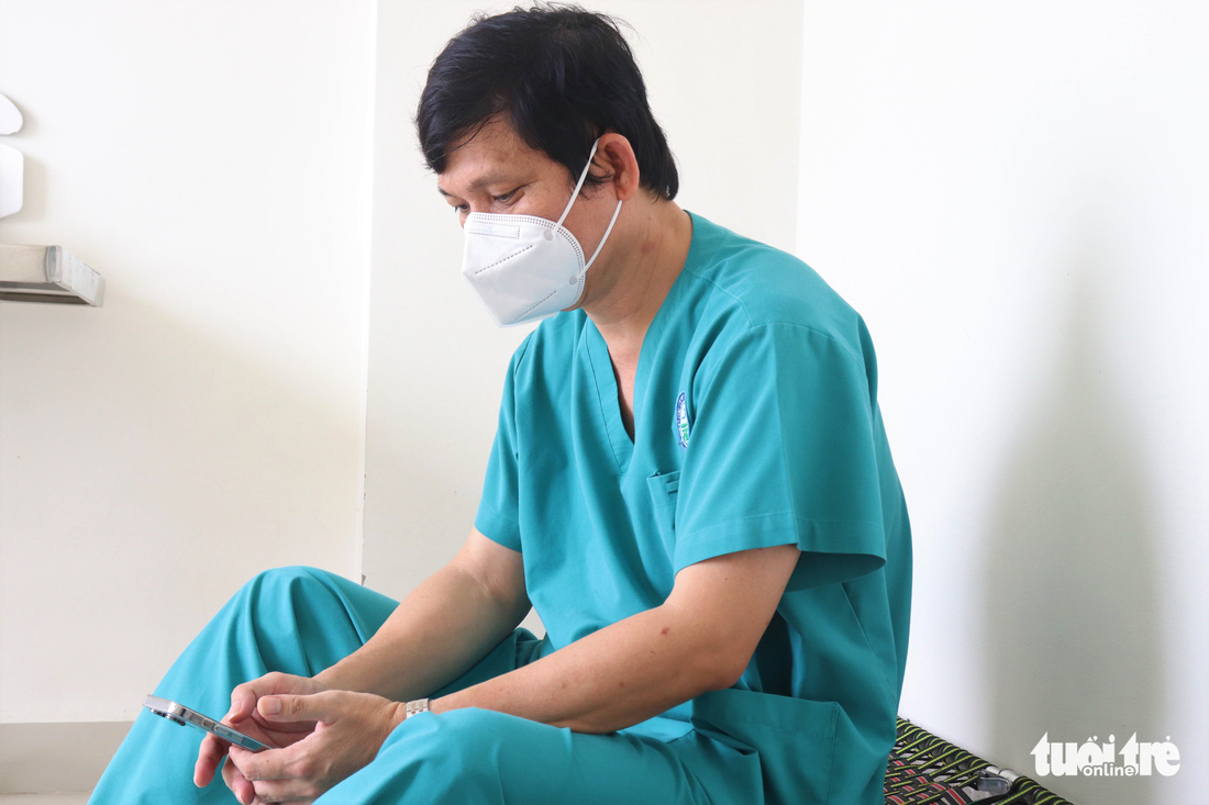 Bệnh viện dã chiến trực xuyên Tết: ‘Bệnh nhân cần chúng tôi’ - Ảnh 4.